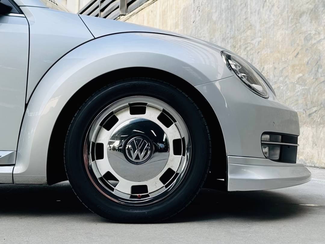 2013 Volkswagen New Beetle Coupe สีเงิน (รูปที่ 2)