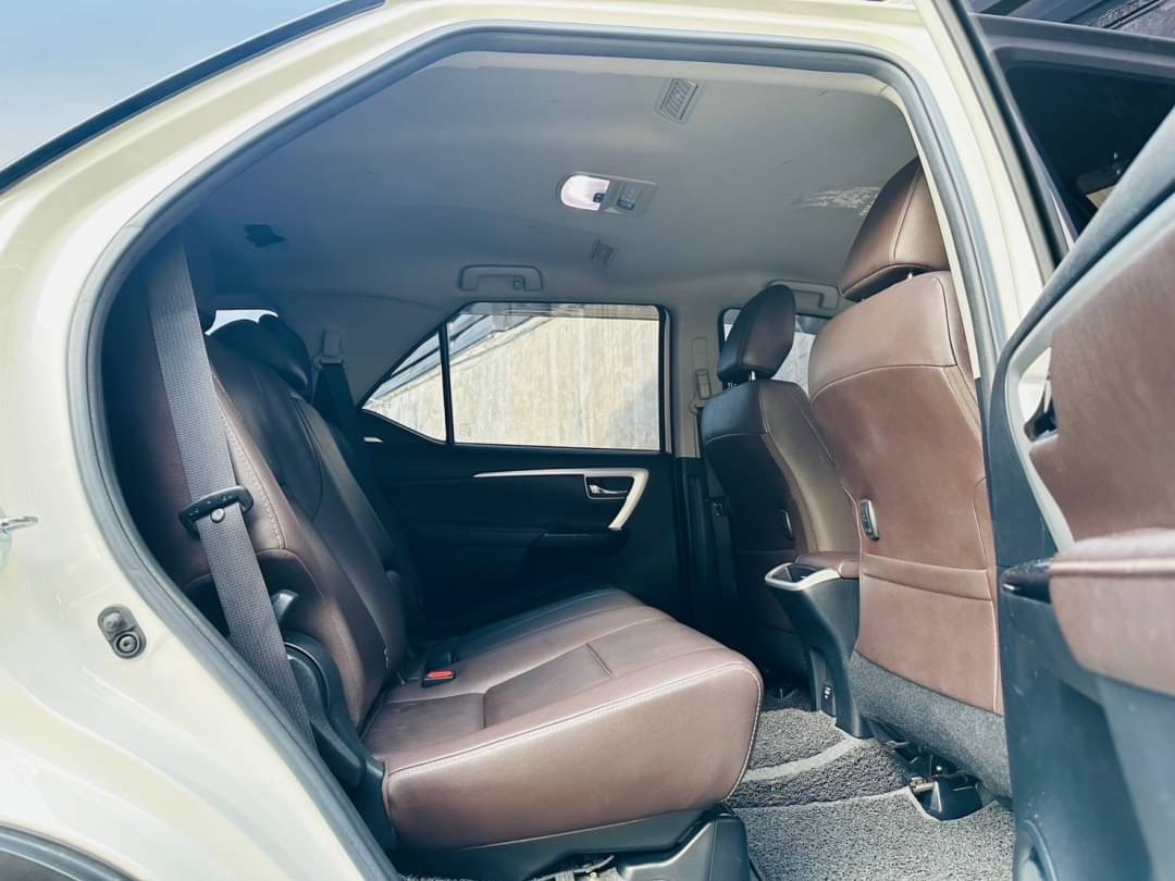 2018 Toyota Fortuner สีขาว (รูปที่ 11)