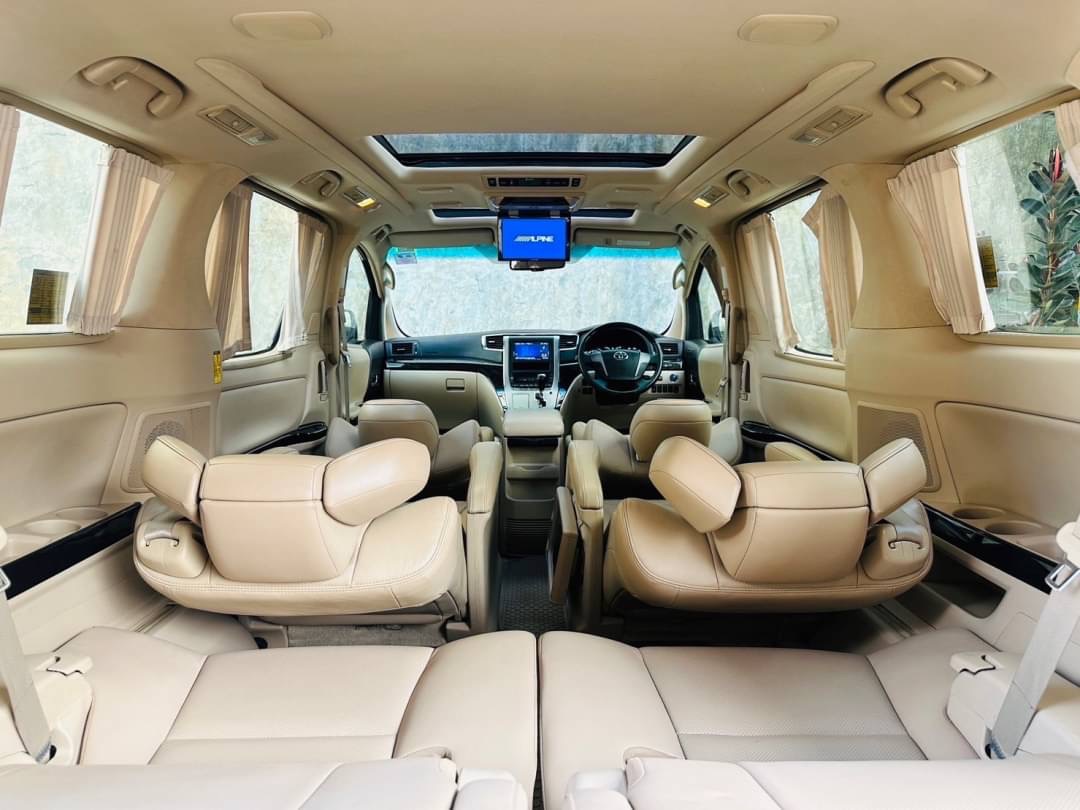 2013 Toyota Alphard สีเงิน (รูปที่ 7)