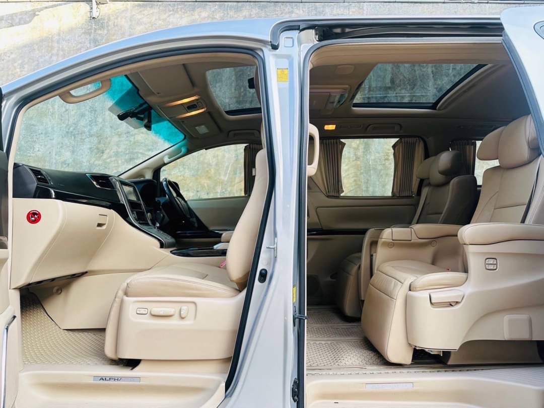 2013 Toyota Alphard สีเงิน (รูปที่ 15)