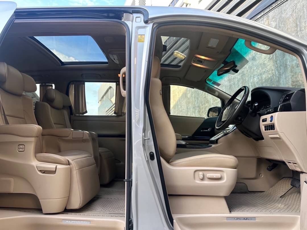 2013 Toyota Alphard สีเงิน (รูปที่ 8)