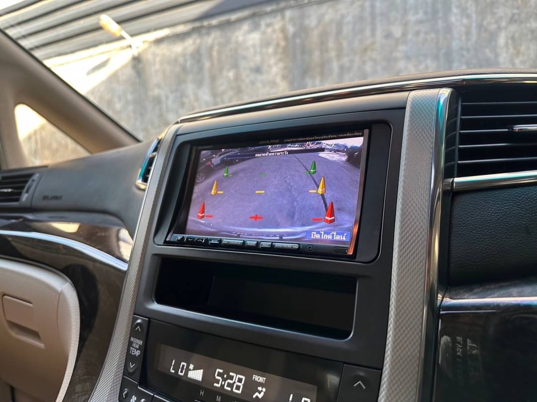 2013 Toyota Alphard สีเงิน (รูปที่ 13)