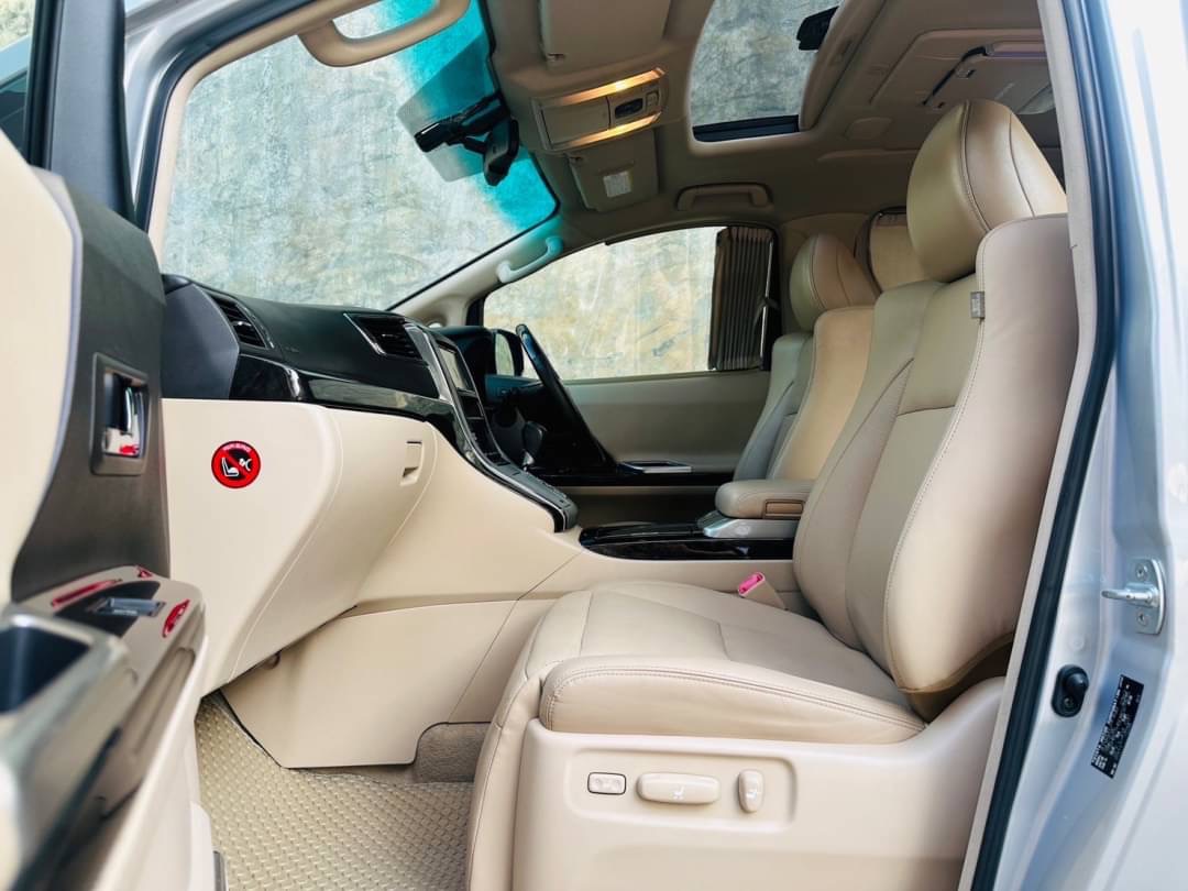 2013 Toyota Alphard สีเงิน (รูปที่ 10)