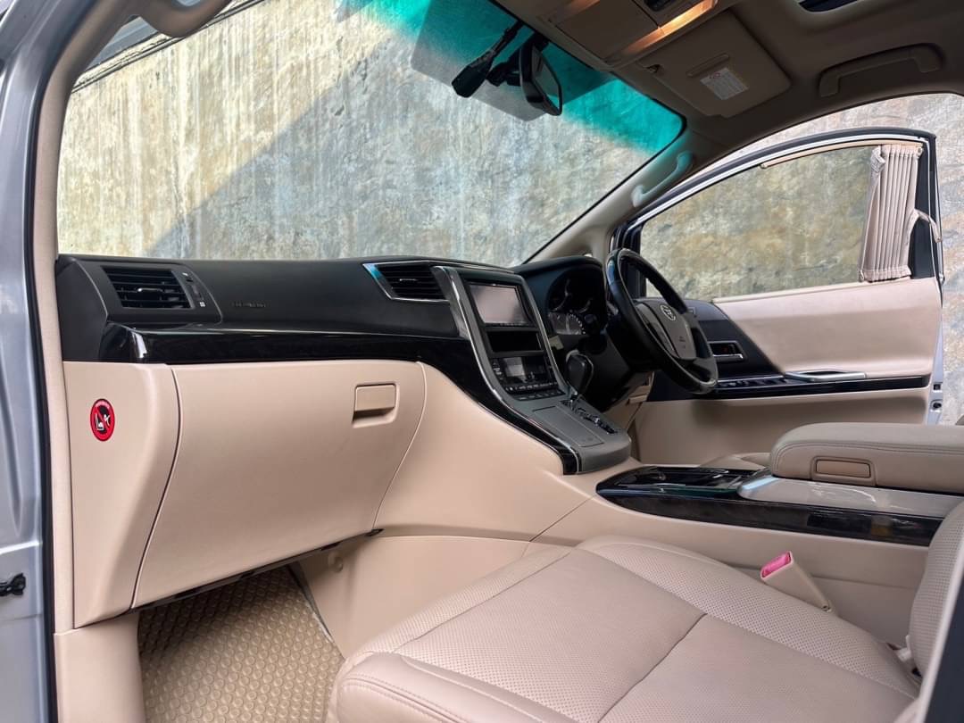 2013 Toyota Alphard สีเงิน (รูปที่ 11)