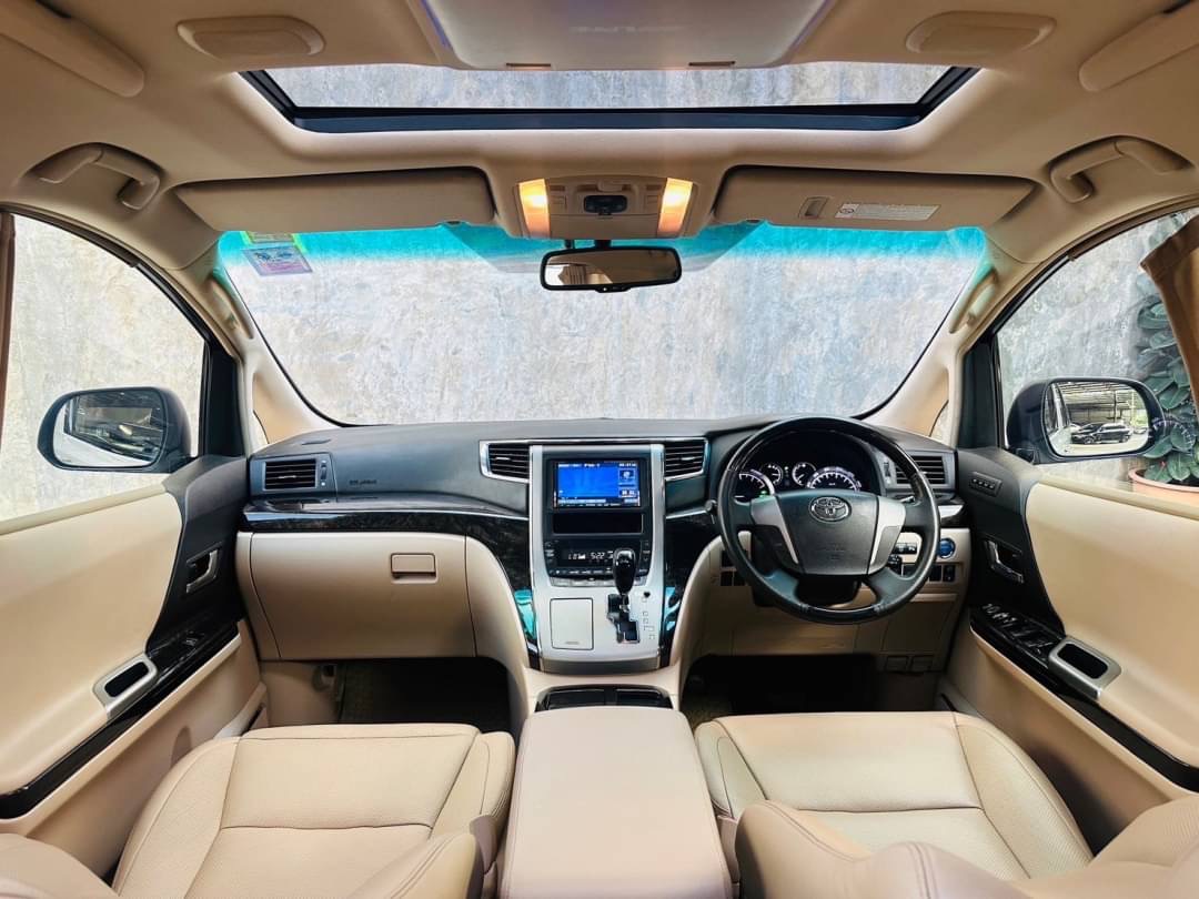 2013 Toyota Alphard สีเงิน (รูปที่ 12)