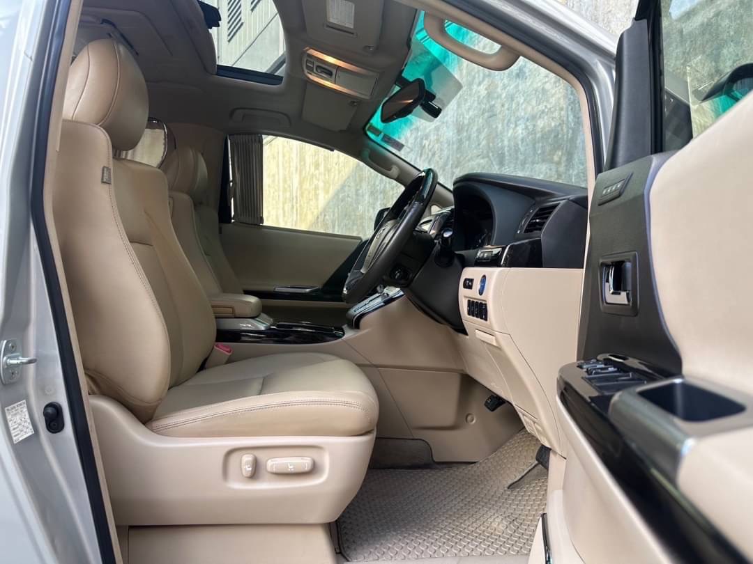 2013 Toyota Alphard สีเงิน (รูปที่ 9)