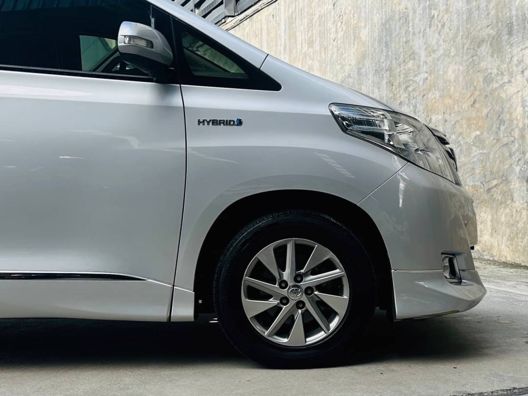 2013 Toyota Alphard สีเงิน (รูปที่ 3)