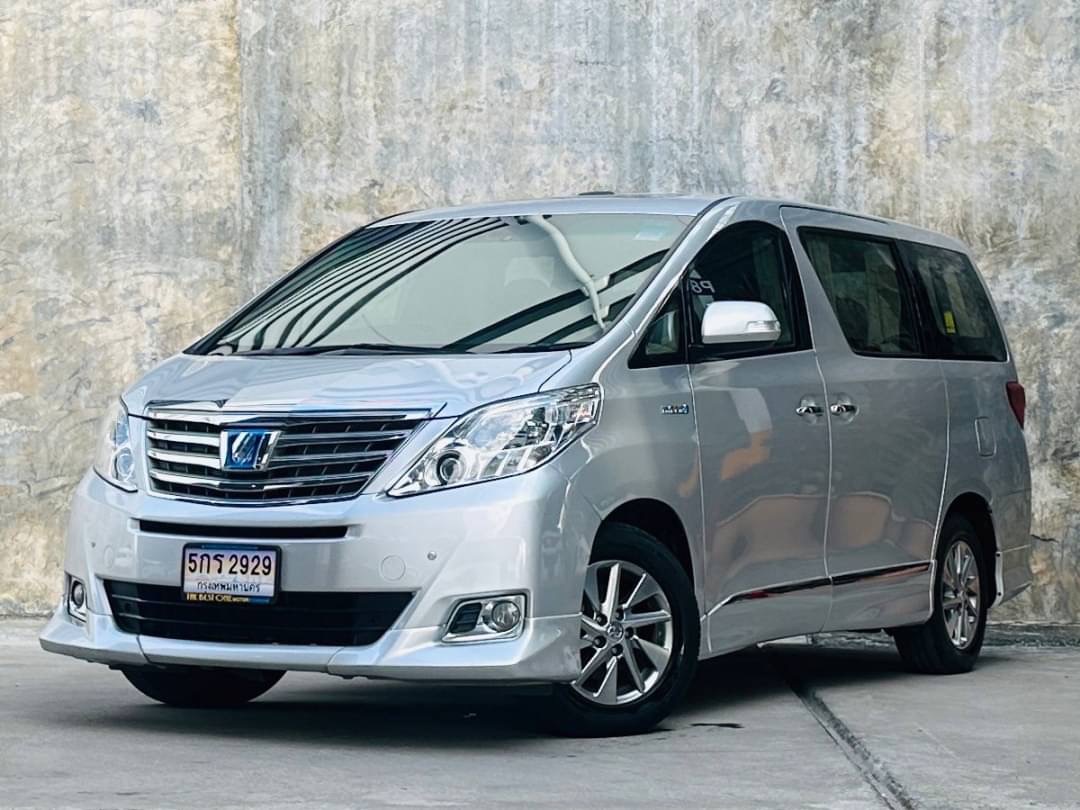 2013 Toyota Alphard สีเงิน (รูปที่ 2)
