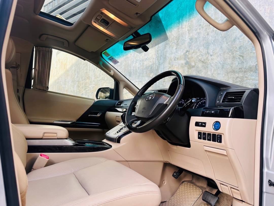2013 Toyota Alphard สีเงิน (รูปที่ 6)