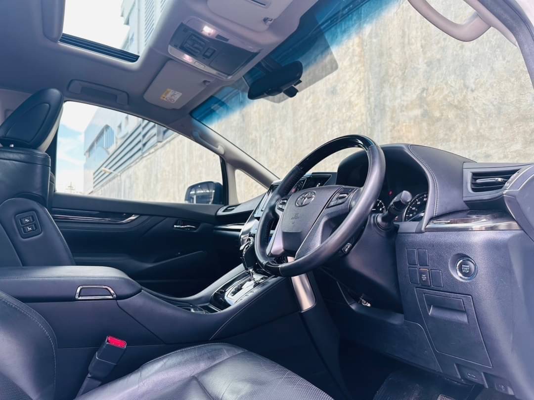 2016 Toyota Vellfire สีขาว (รูปที่ 11)