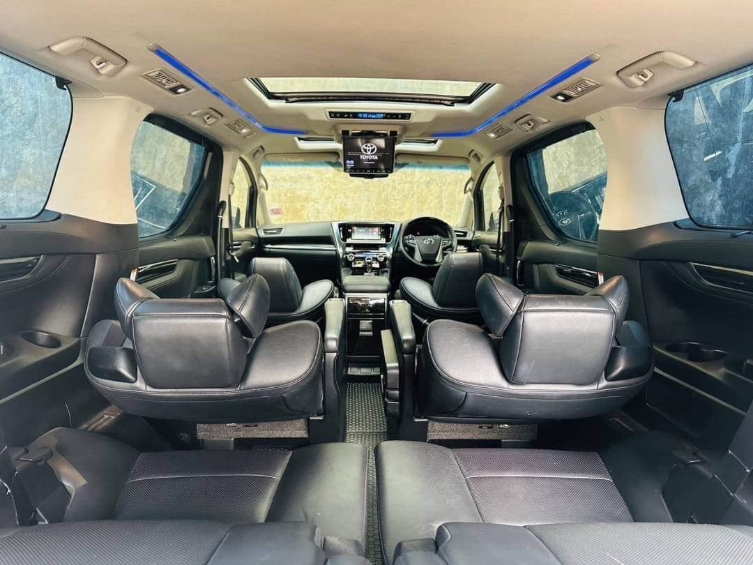 2016 Toyota Vellfire สีขาว (รูปที่ 8)