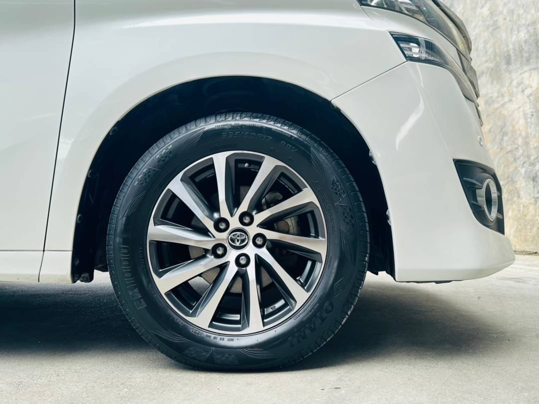 2017 Toyota Vellfire สีขาว (รูปที่ 9)