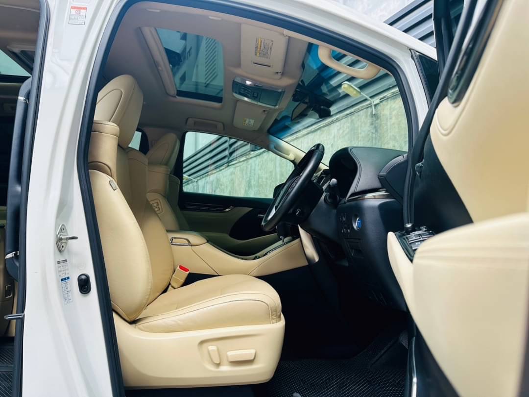 2017 Toyota Vellfire สีขาว (รูปที่ 7)