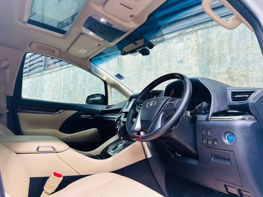 2017 Toyota Vellfire สีขาว (รูปที่ 8)