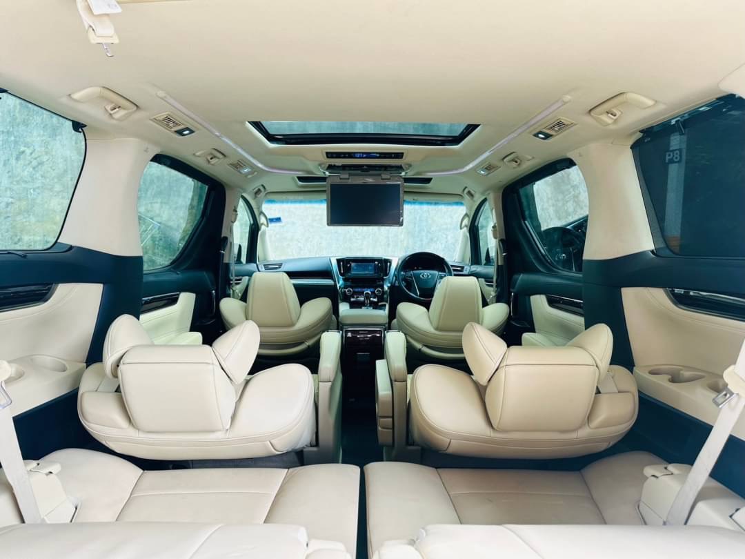 2017 Toyota Vellfire สีขาว (รูปที่ 12)