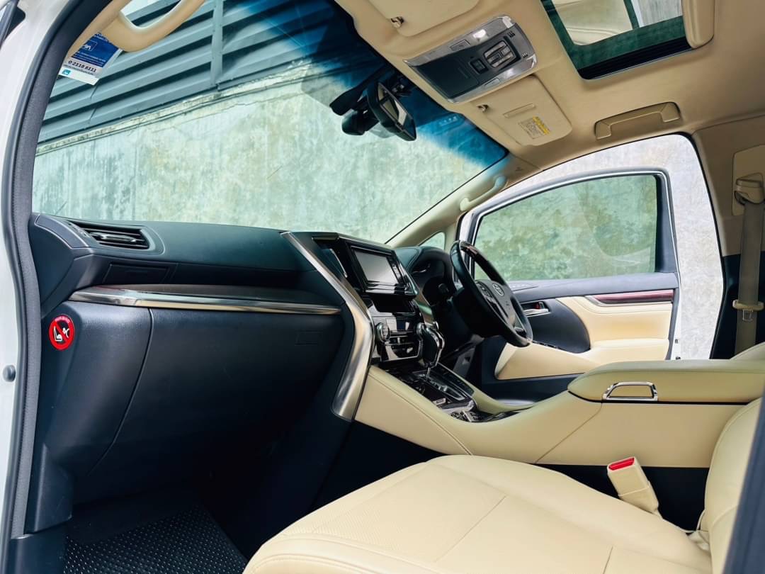 2017 Toyota Vellfire สีขาว (รูปที่ 10)