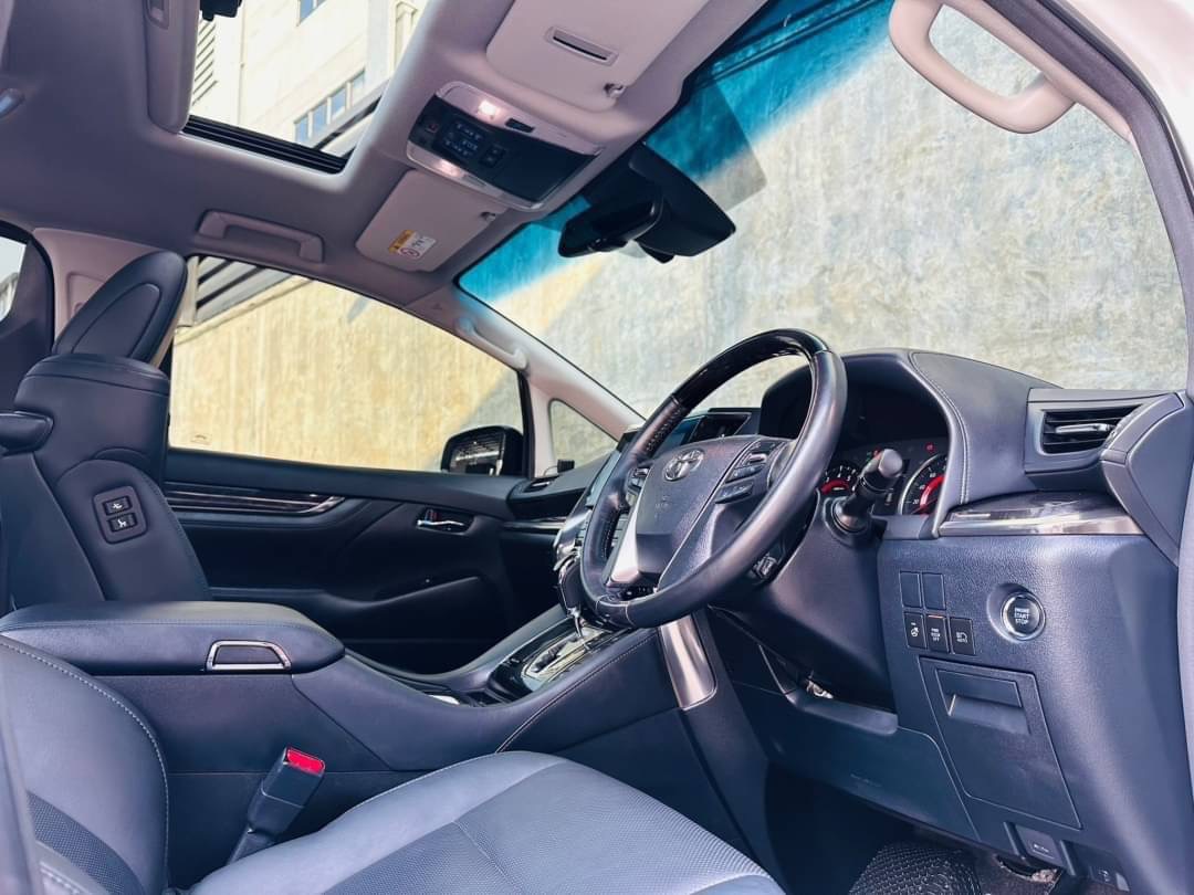 2019 Toyota Vellfire สีขาว (รูปที่ 7)