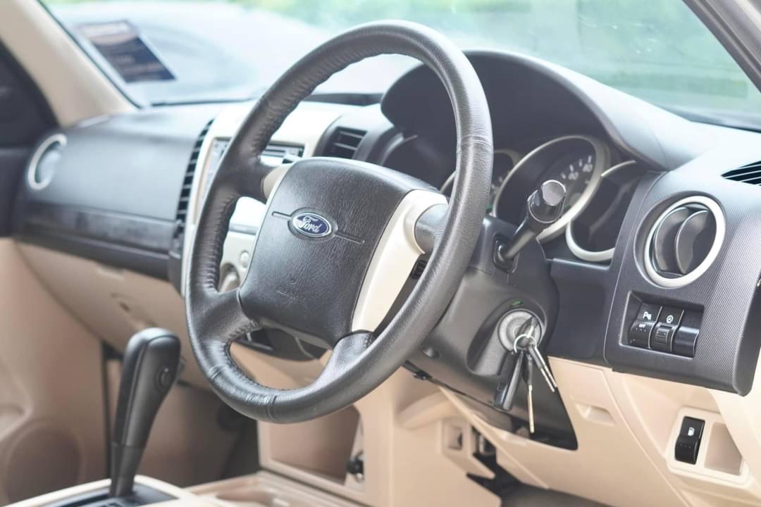 2011 Ford Everest สีทอง (รูปที่ 9)