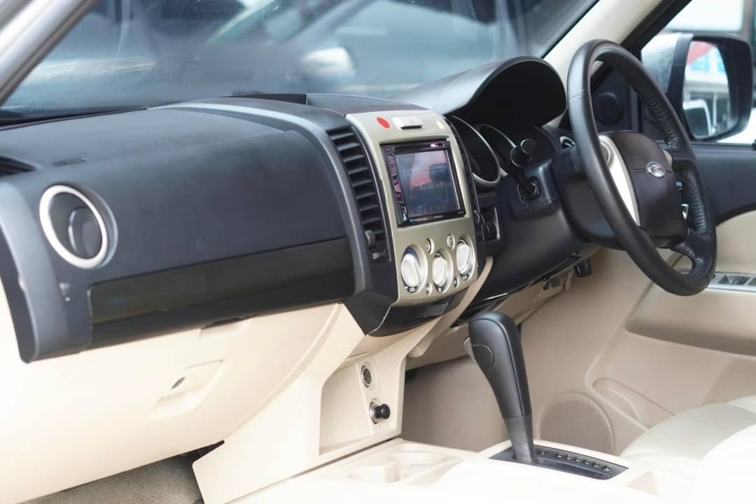 2011 Ford Everest สีทอง (รูปที่ 6)