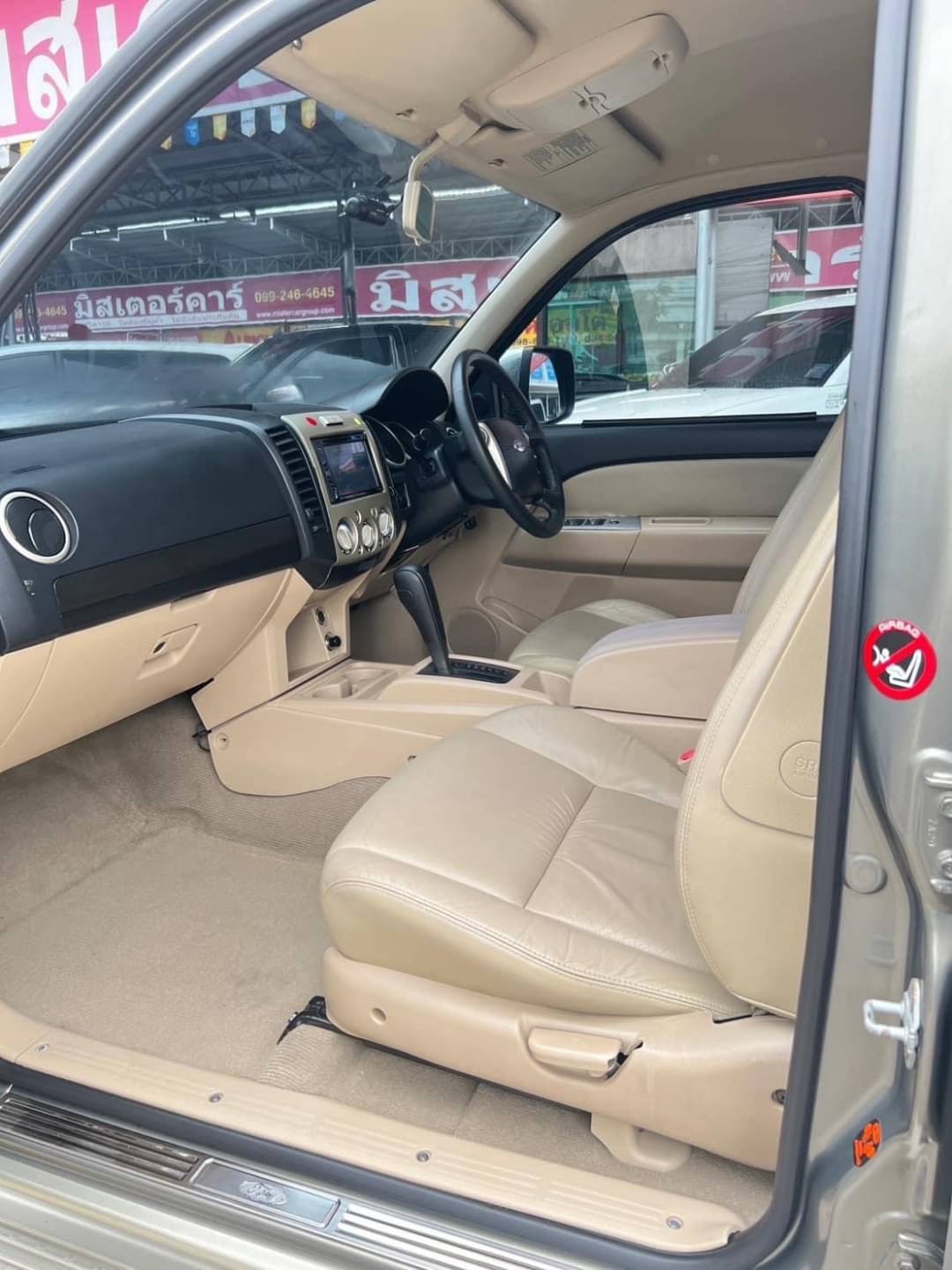 2011 Ford Everest สีทอง (รูปที่ 10)