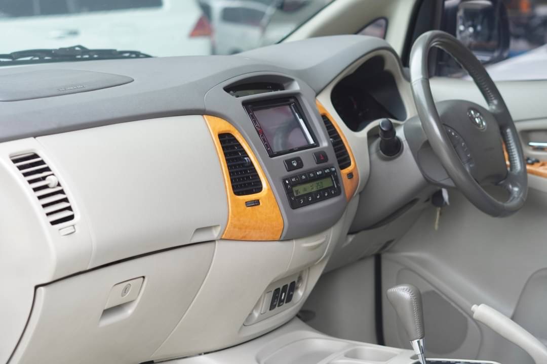 2010 Toyota Innova 2.0 Top สีขาว (รูปที่ 9)