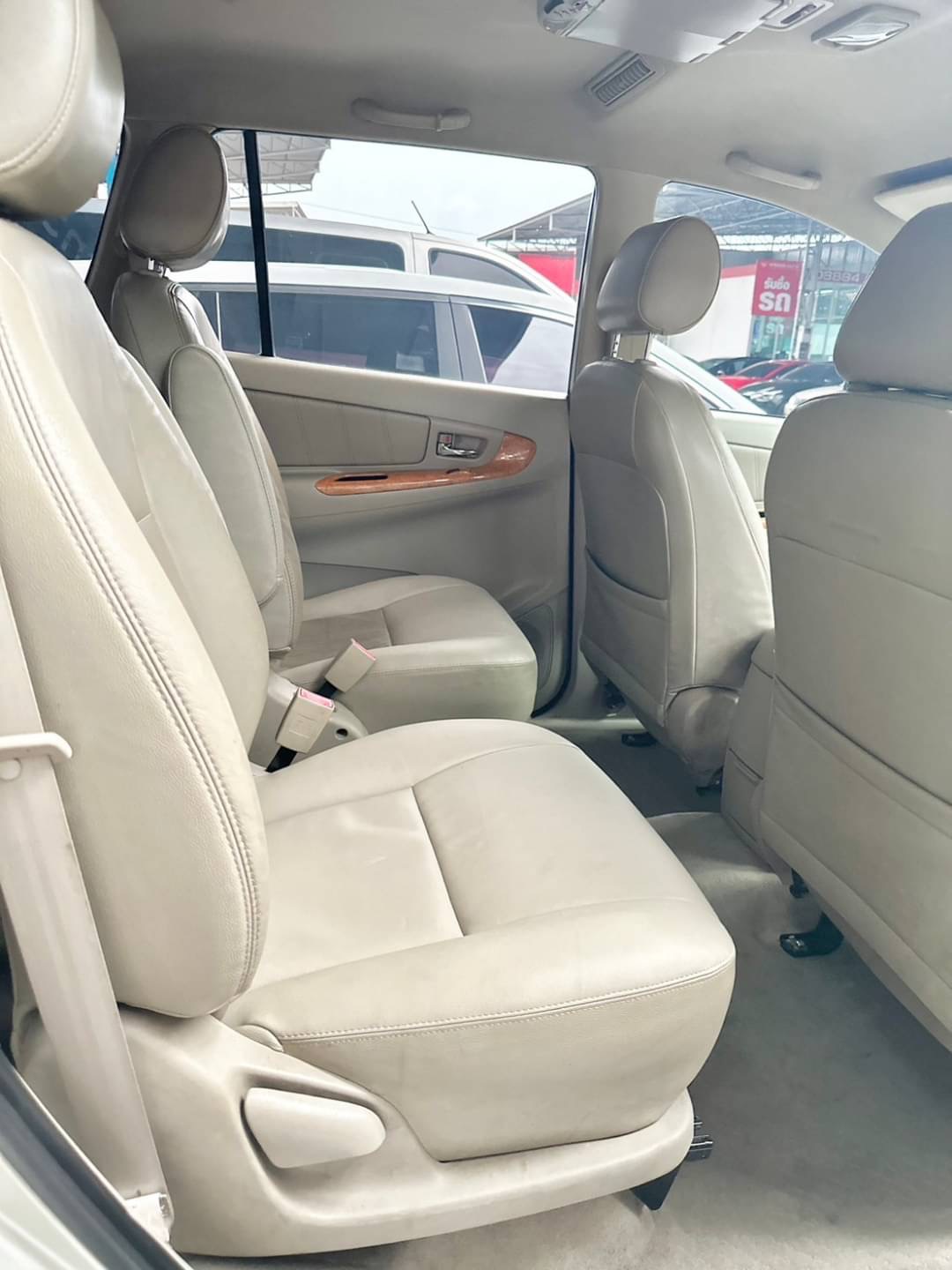 2010 Toyota Innova 2.0 Top สีขาว (รูปที่ 8)