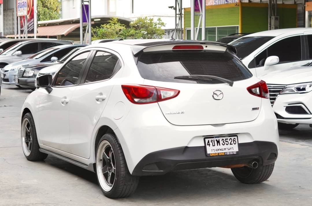 2015 Mazda 2 Hatchback (5 ประตู) สีขาว (รูปที่ 6)