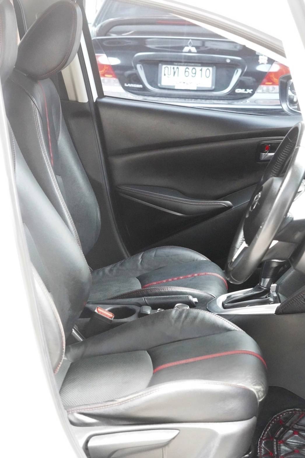2015 Mazda 2 Hatchback (5 ประตู) สีขาว (รูปที่ 13)