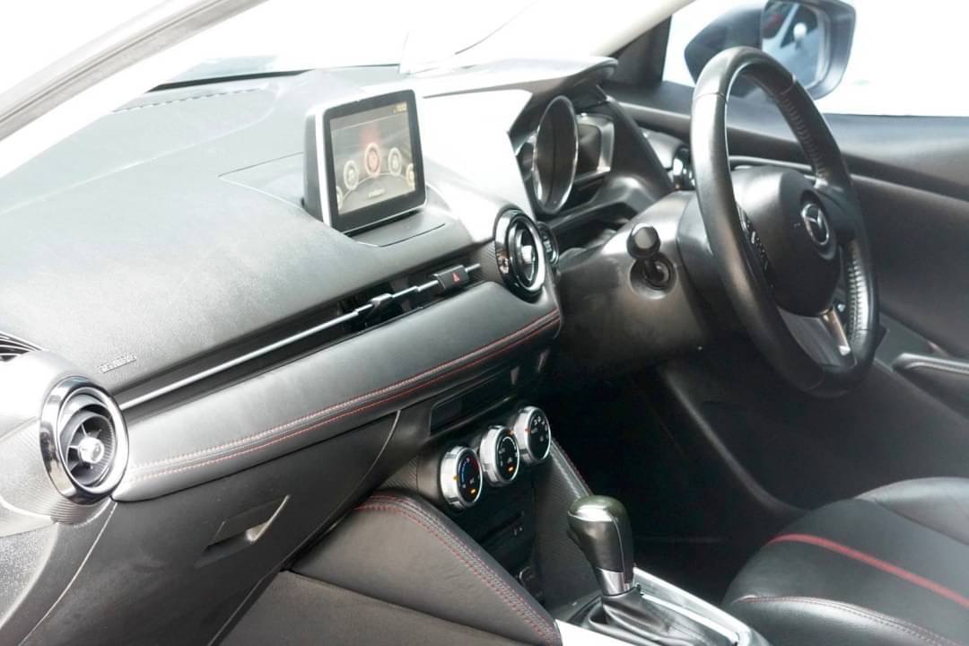 2015 Mazda 2 Hatchback (5 ประตู) สีขาว (รูปที่ 9)