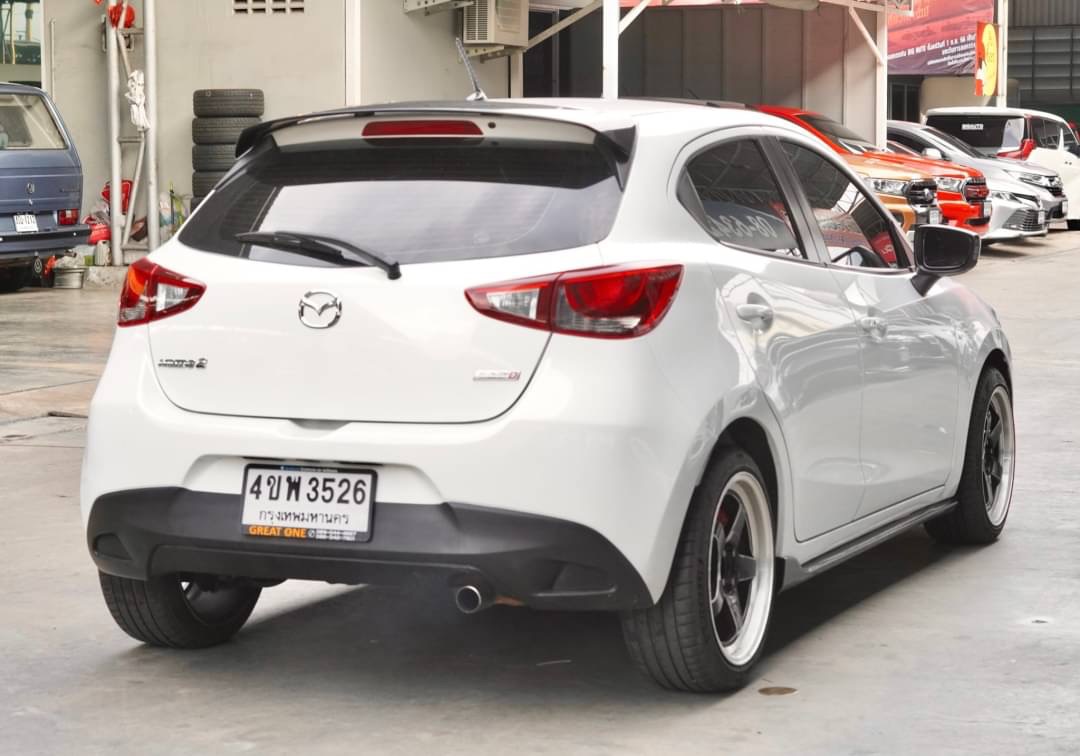 2015 Mazda 2 Hatchback (5 ประตู) สีขาว (รูปที่ 4)