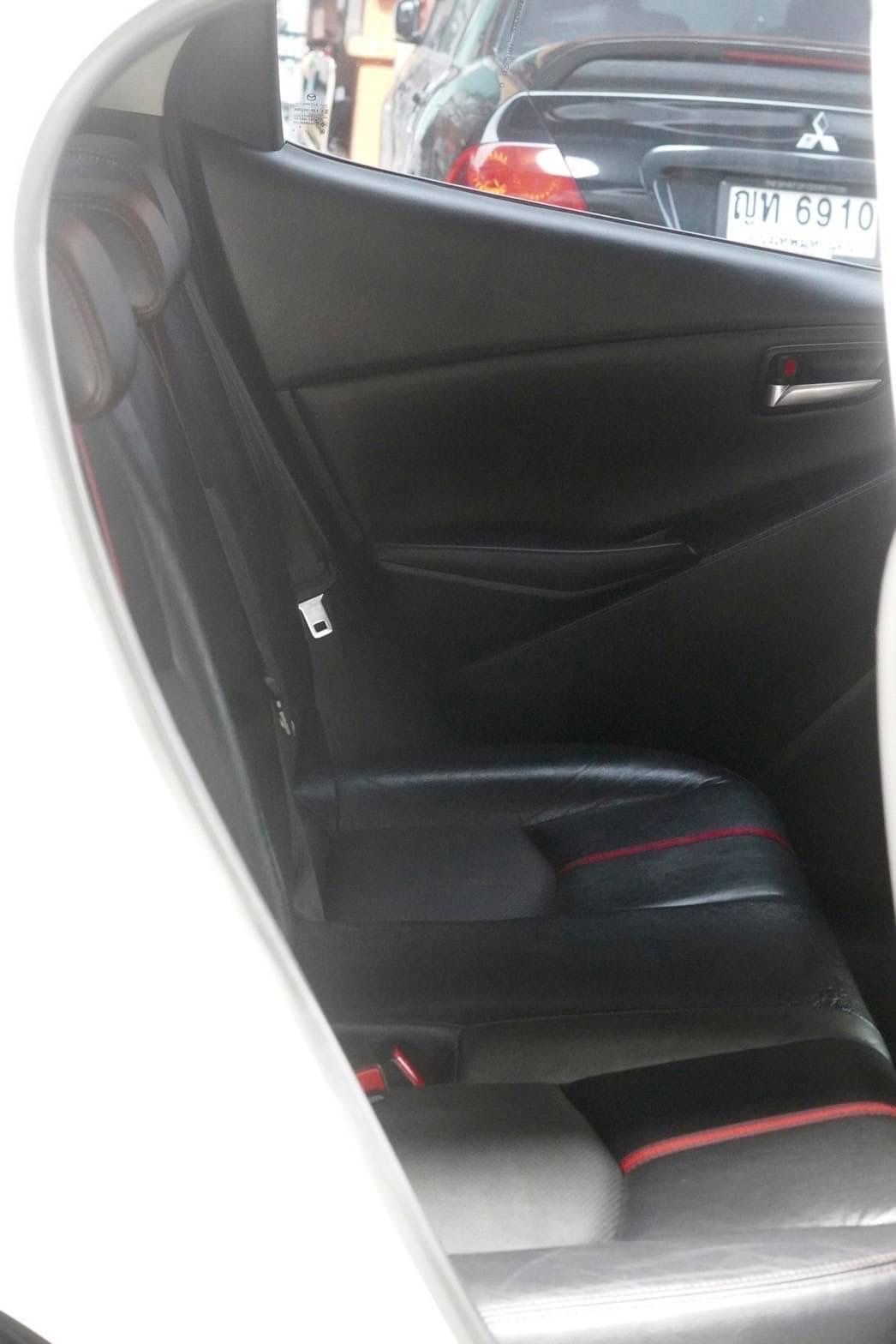 2015 Mazda 2 Hatchback (5 ประตู) สีขาว (รูปที่ 12)