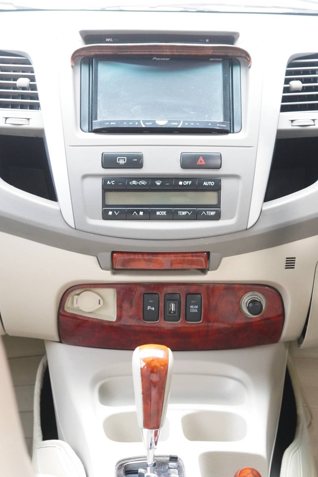 2008 Toyota Fortuner ไมเนอร์เชนจ์ 1 สีทอง (รูปที่ 12)