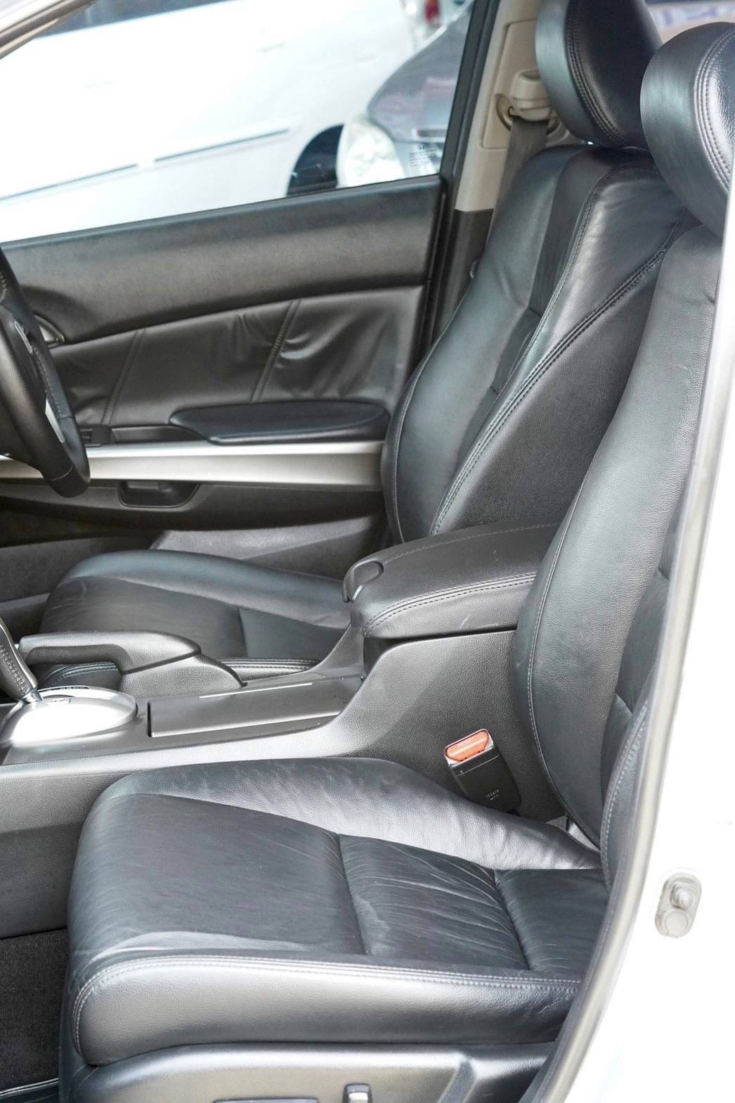 2010 Honda Accord Gen 8 สีเงิน (รูปที่ 14)