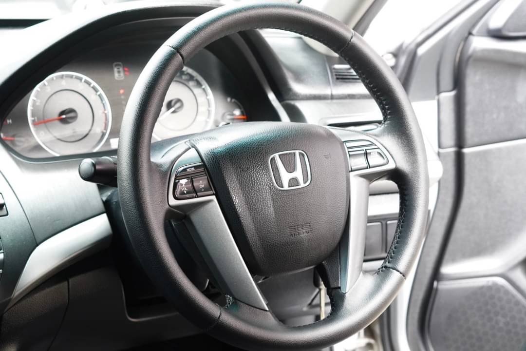 2010 Honda Accord Gen 8 สีเงิน (รูปที่ 12)