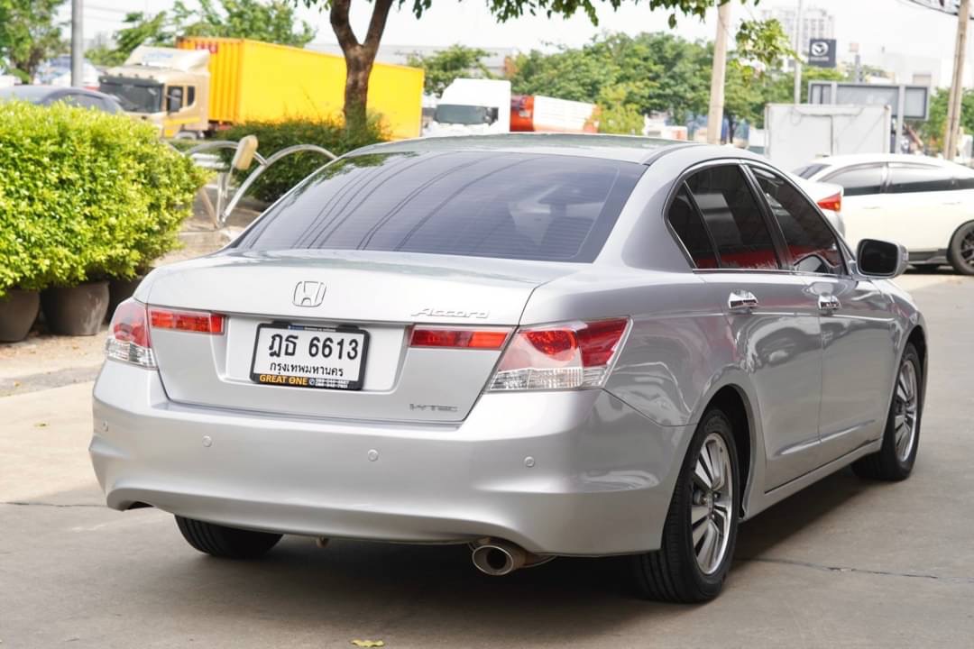 2010 Honda Accord Gen 8 สีเงิน (รูปที่ 3)