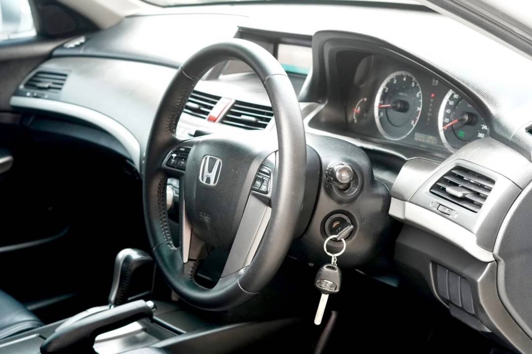 2010 Honda Accord Gen 8 สีเงิน (รูปที่ 13)