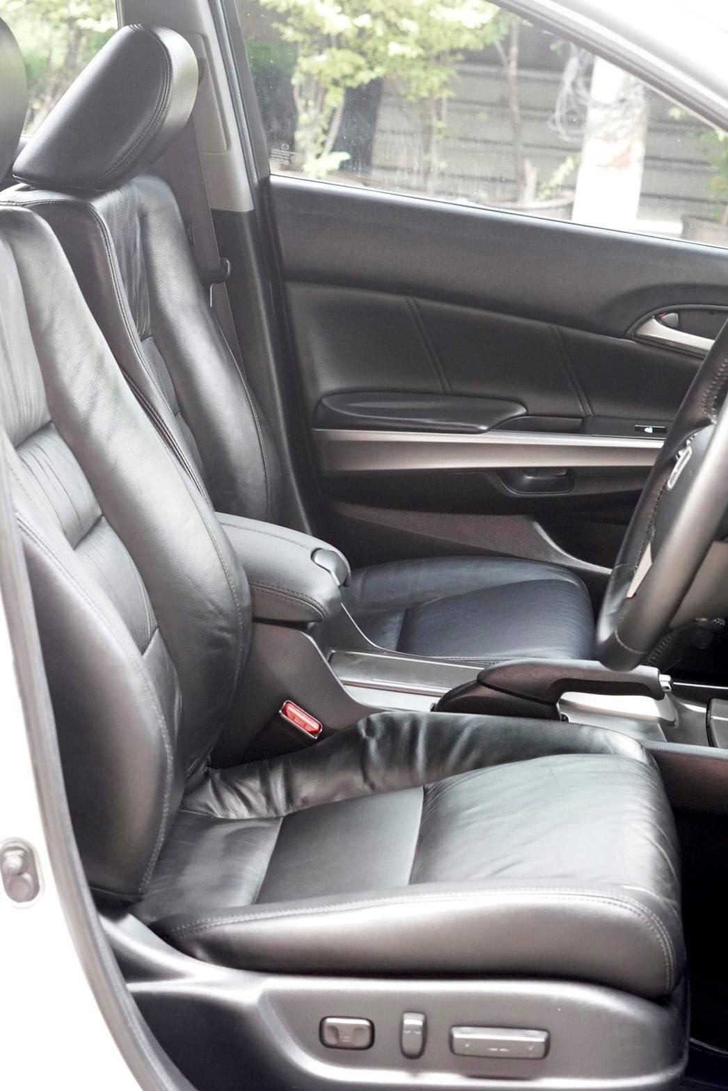 2010 Honda Accord Gen 8 สีเงิน (รูปที่ 17)