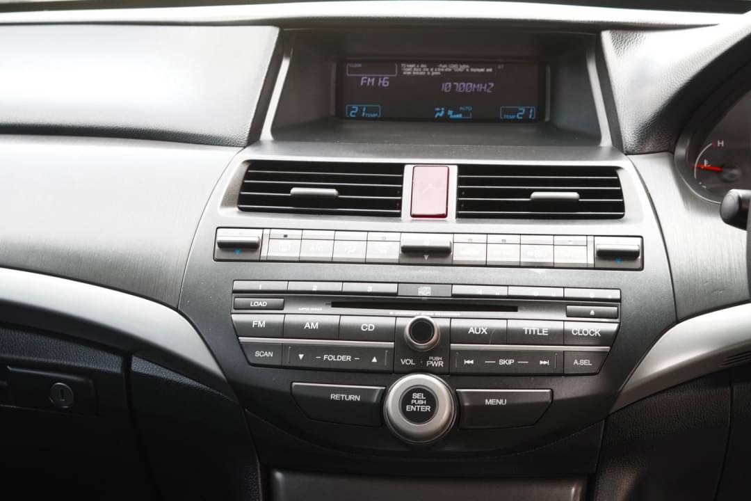 2010 Honda Accord Gen 8 สีเงิน (รูปที่ 15)