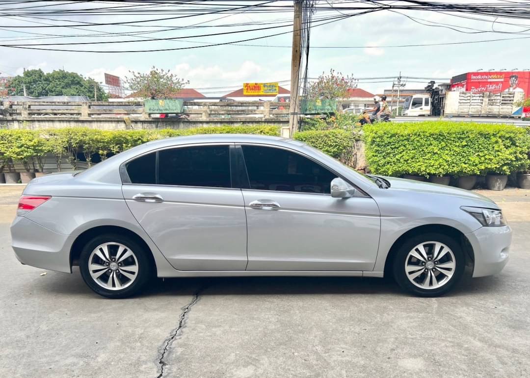 2010 Honda Accord Gen 8 สีเงิน (รูปที่ 5)