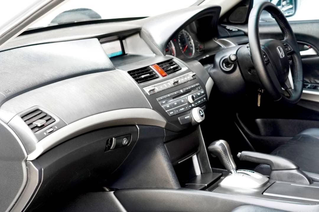 2010 Honda Accord Gen 8 สีเงิน (รูปที่ 10)