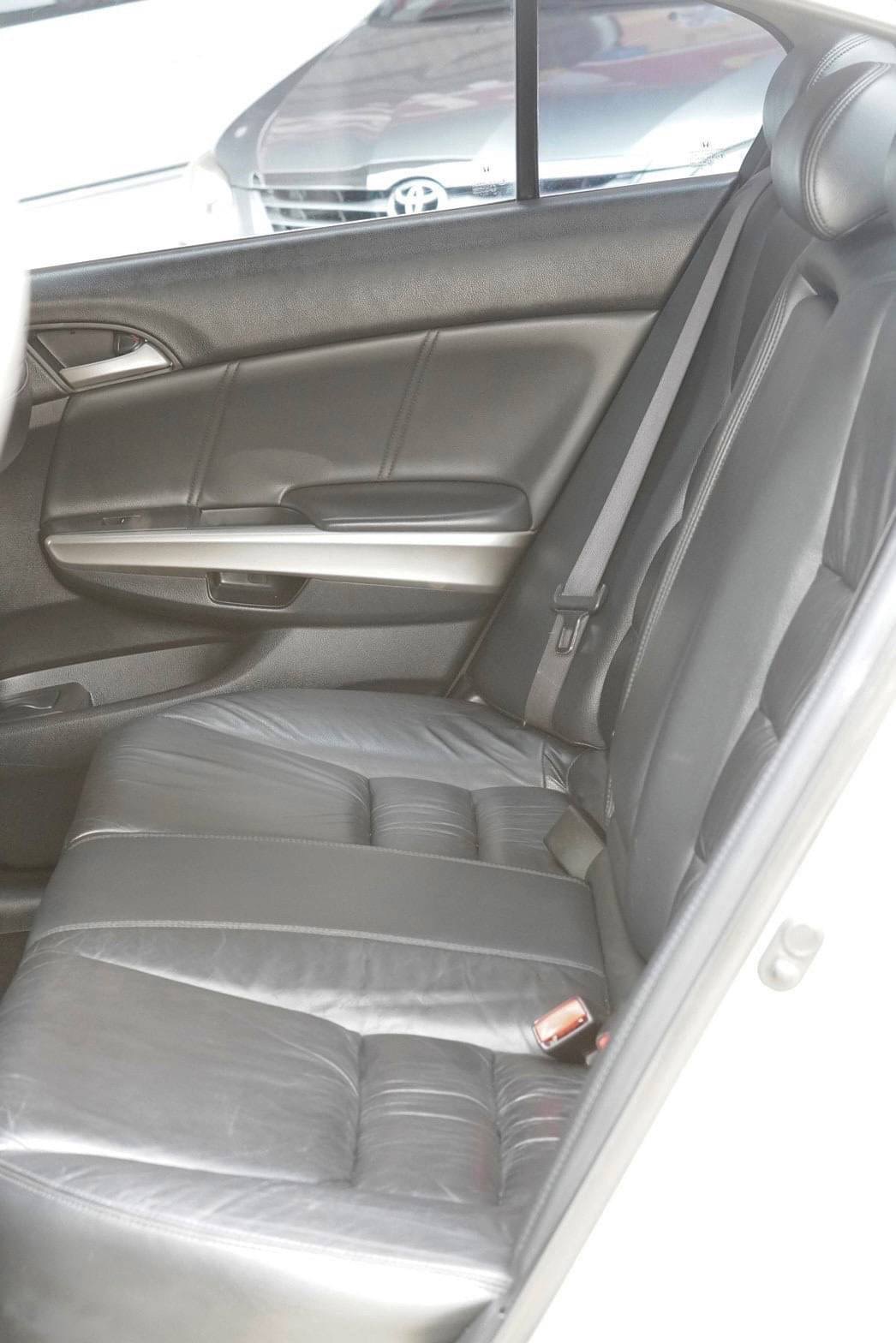 2010 Honda Accord Gen 8 สีเงิน (รูปที่ 18)