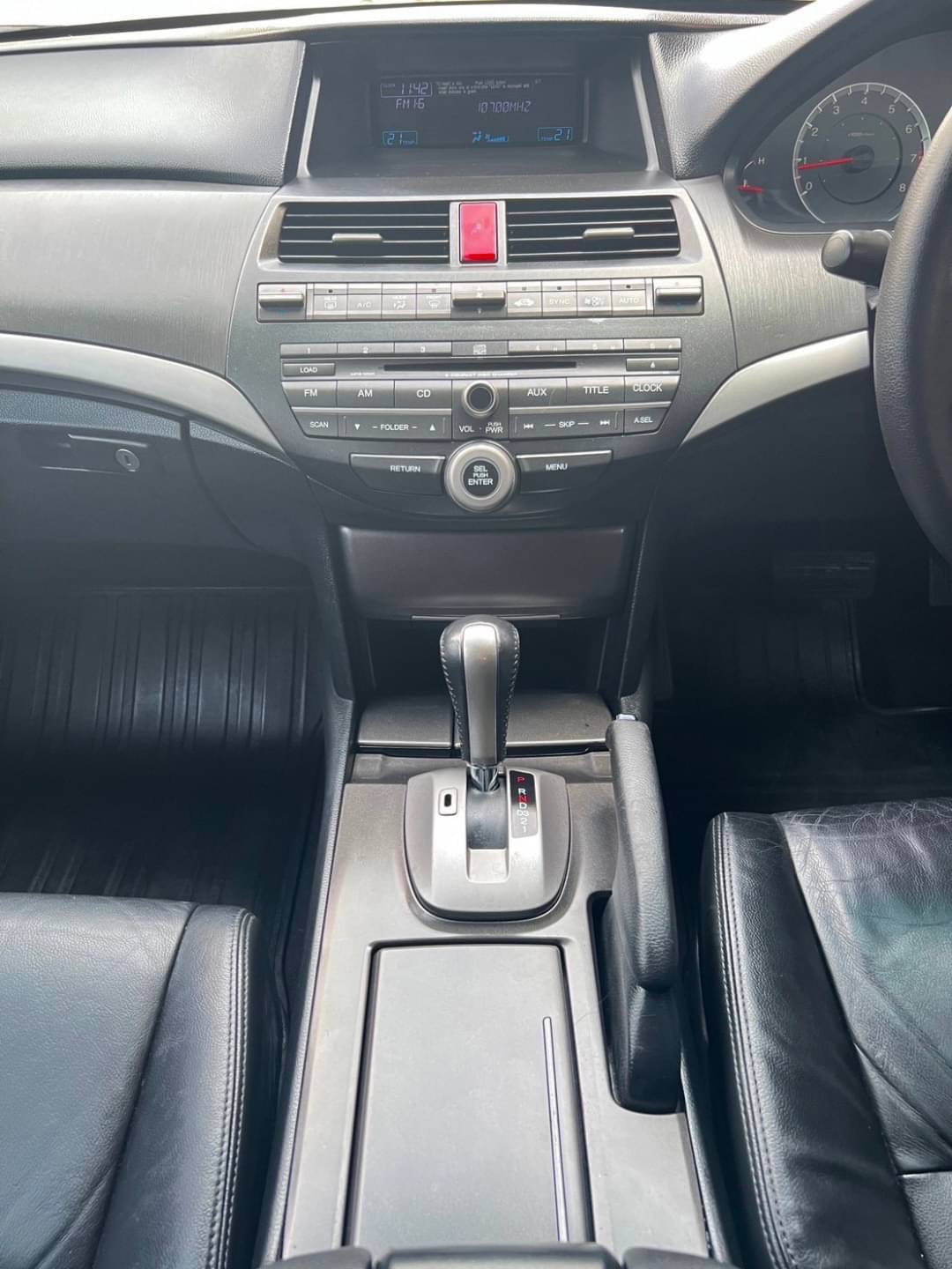 2010 Honda Accord Gen 8 สีเงิน (รูปที่ 16)
