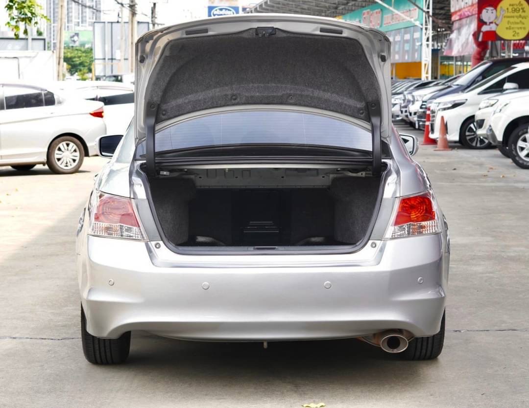 2010 Honda Accord Gen 8 สีเงิน (รูปที่ 8)