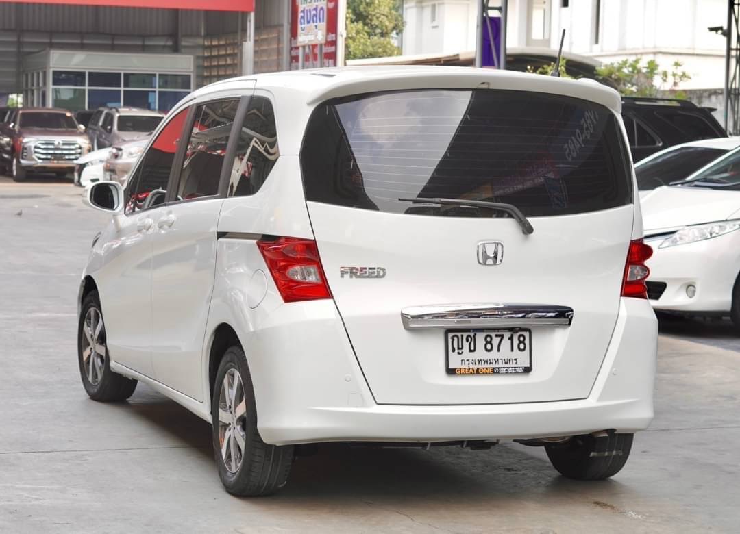 2011 Honda Freed สีขาว (รูปที่ 9)