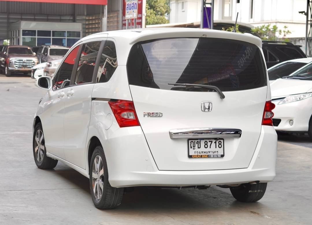 2011 Honda Freed สีขาว