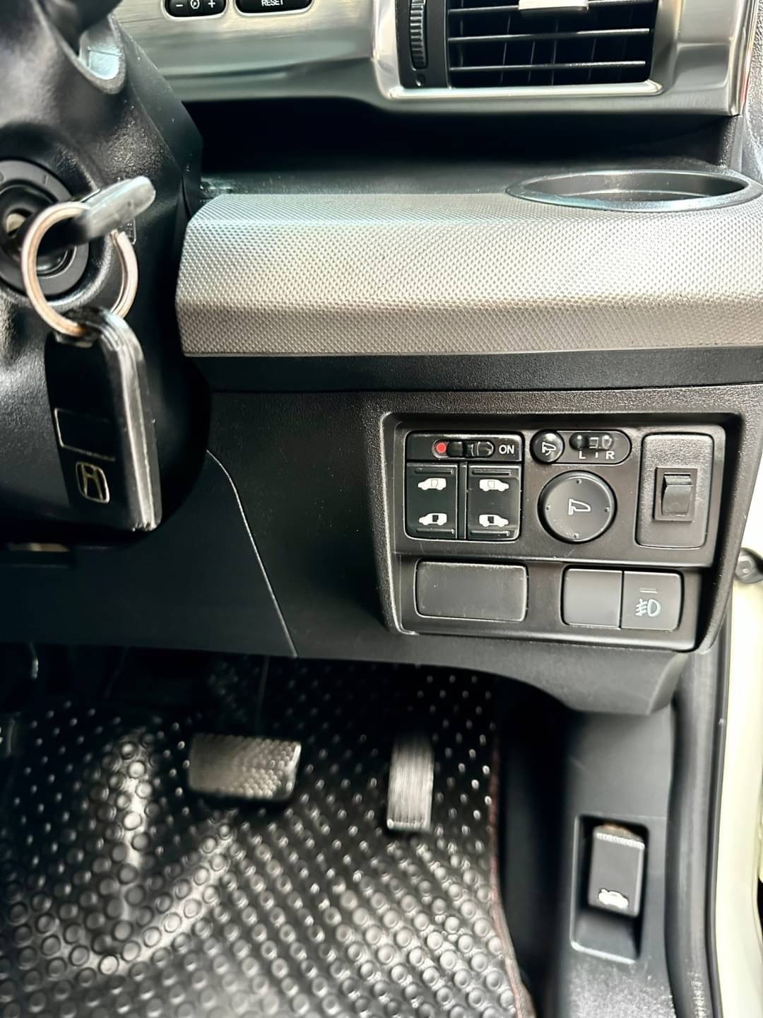 2011 Honda Freed สีขาว (รูปที่ 14)