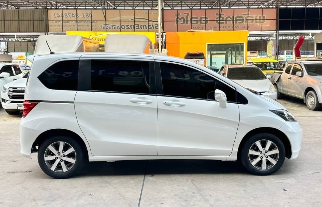 2011 Honda Freed สีขาว (รูปที่ 4)