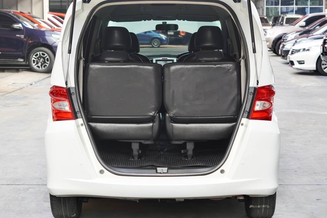 2011 Honda Freed สีขาว (รูปที่ 7)