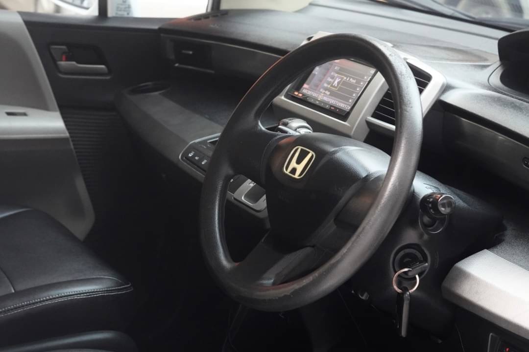 2011 Honda Freed สีขาว