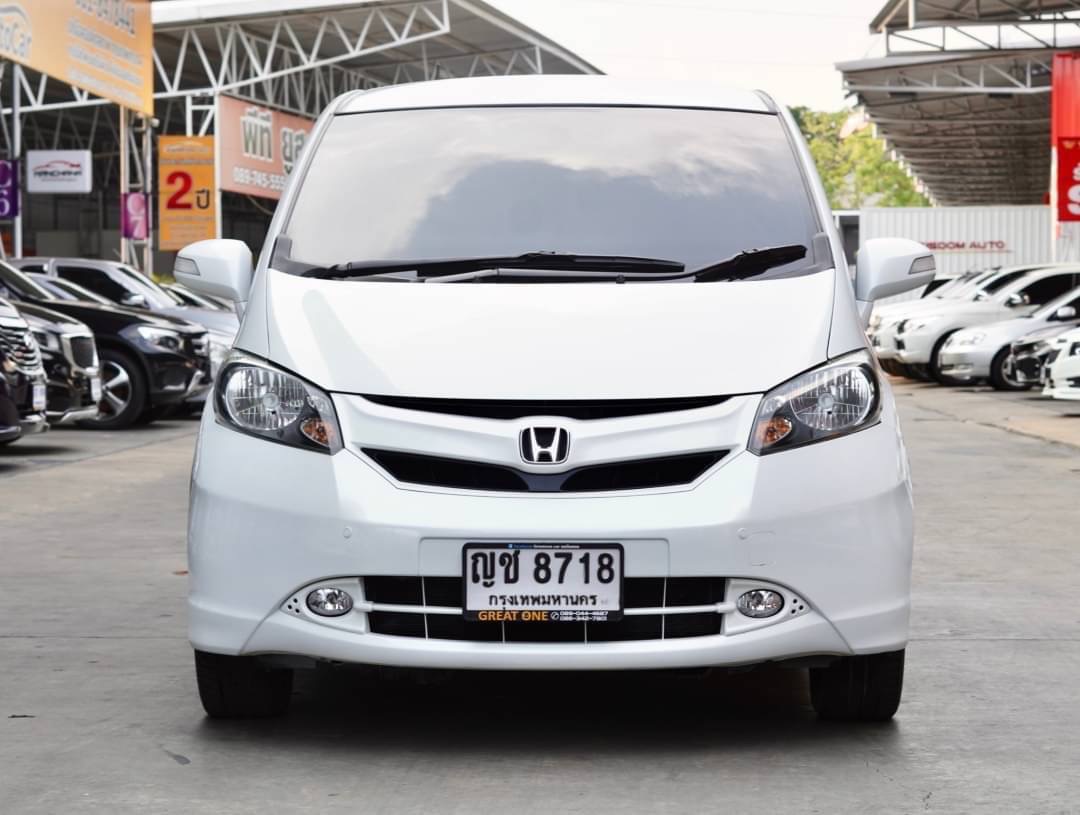 2011 Honda Freed สีขาว (รูปที่ 2)